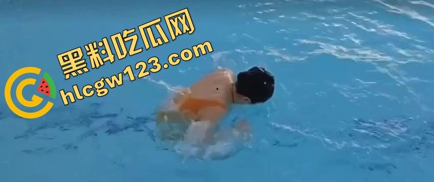 这游泳姿势教练是在床上教的？动作太熟练，一看就是下水前先上床,自由泳怎么越来越像自由用了!-10