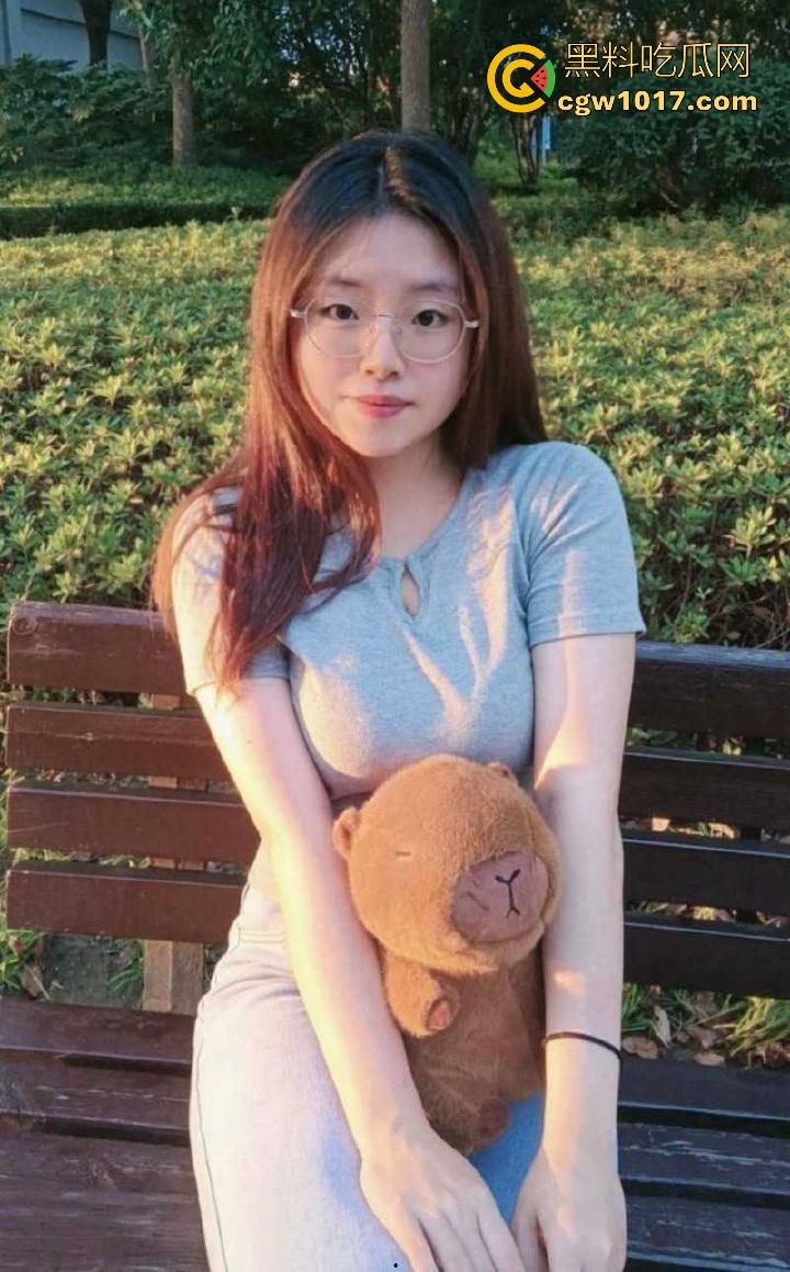 厦门大学清纯反差眼镜骚逼【刘洋】可爱下藏着巨乳，白嫩美乳与粉嫩蜜穴在镜头前尽显诱惑，女上骑乘榨取每一滴！-2