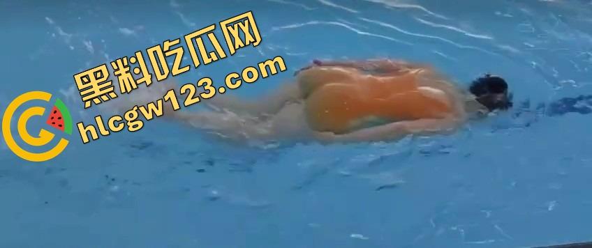 这游泳姿势教练是在床上教的？动作太熟练，一看就是下水前先上床,自由泳怎么越来越像自由用了!-11