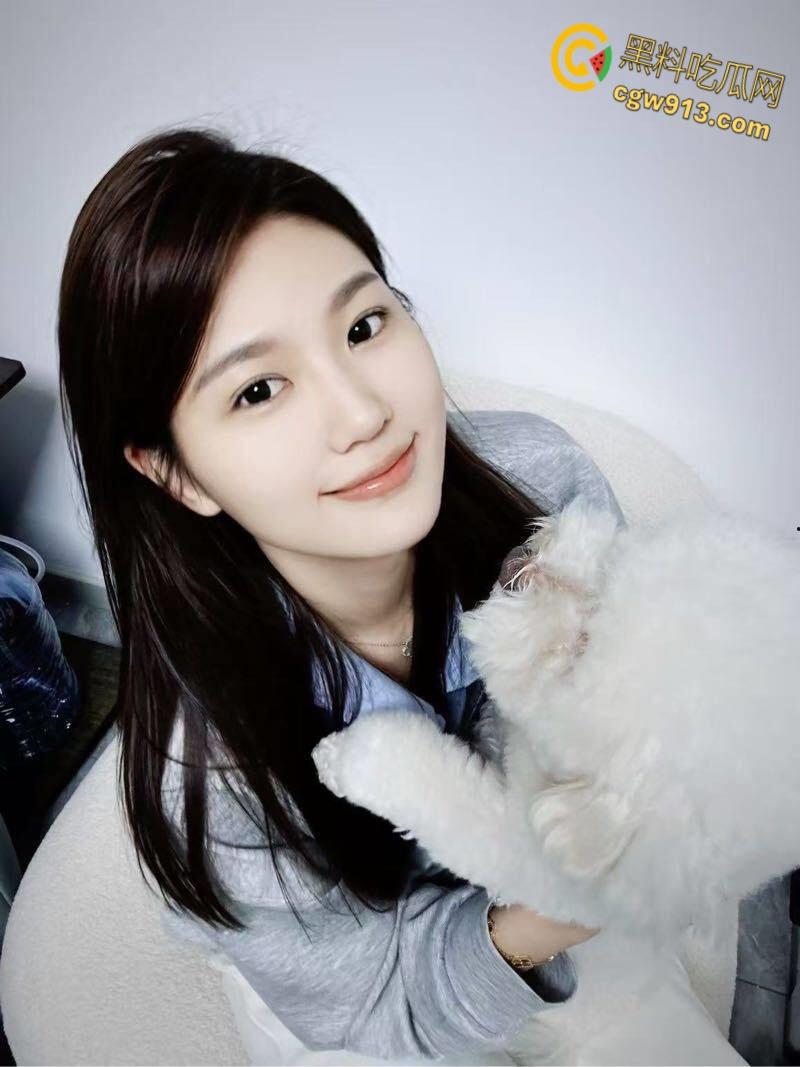 公园小树林散步，大胆妹妹主动跪地口交，送上门的逼谁能拒绝，无套后入反差小母狗，淫叫不止 ！-1