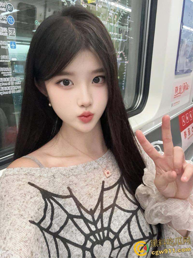 饥渴难耐的妹妹约哥哥逛超市，出租屋里主动脱裤口交，被哥哥反推无套爆肏，蕾丝内裤女上骑乘内射粉穴！-1