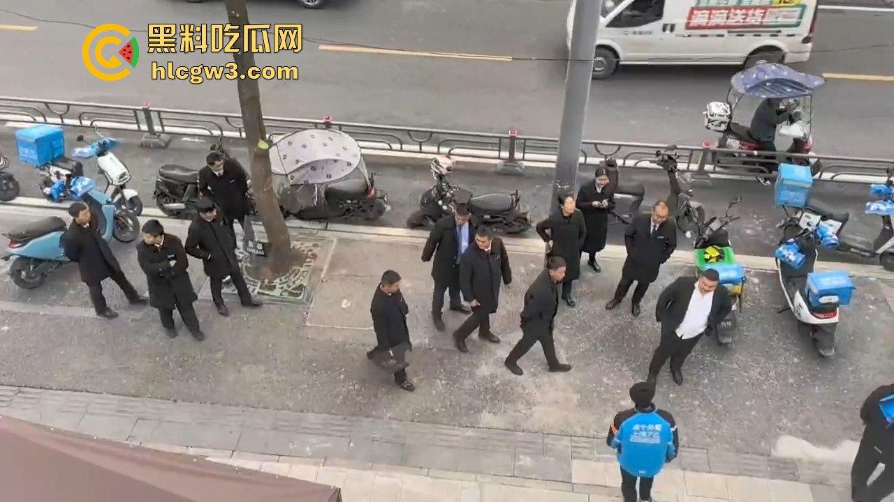 成都外卖员和物业管理打架！天府新区隆祥街上演激烈冲突，拳脚相加上演街头大乱斗！-1