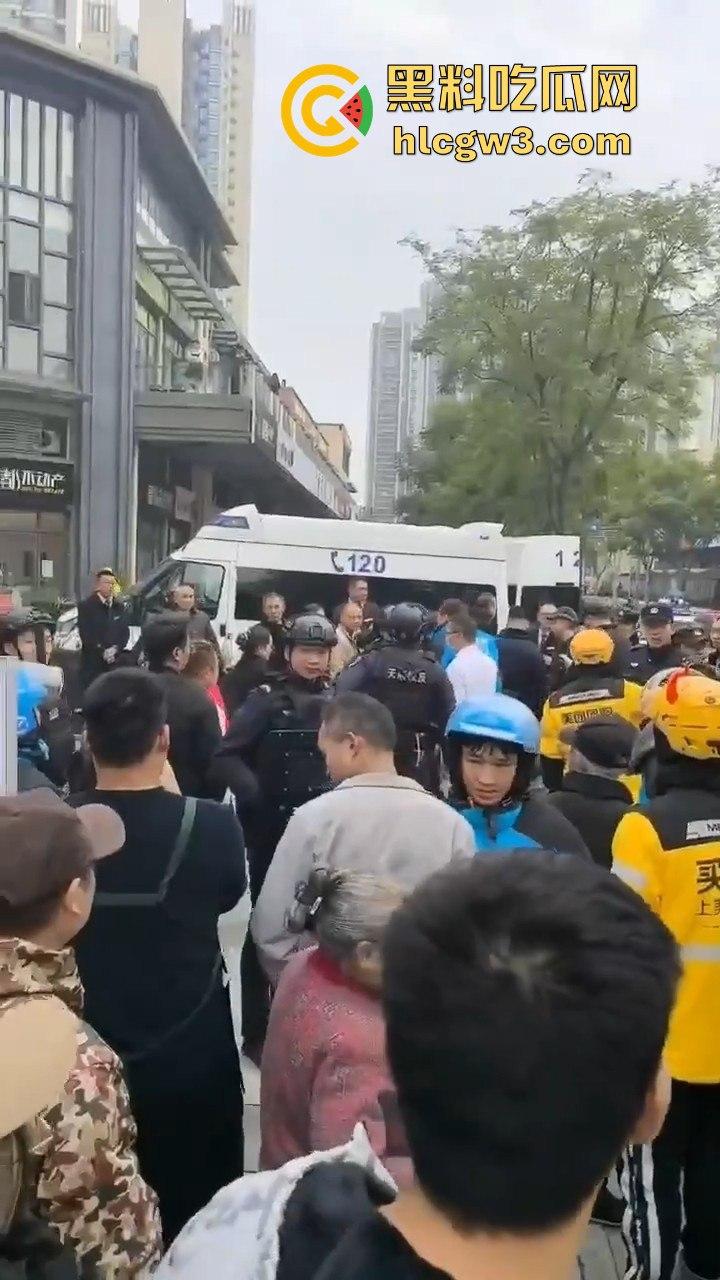 成都外卖员和物业管理打架！天府新区隆祥街上演激烈冲突，拳脚相加上演街头大乱斗！-7