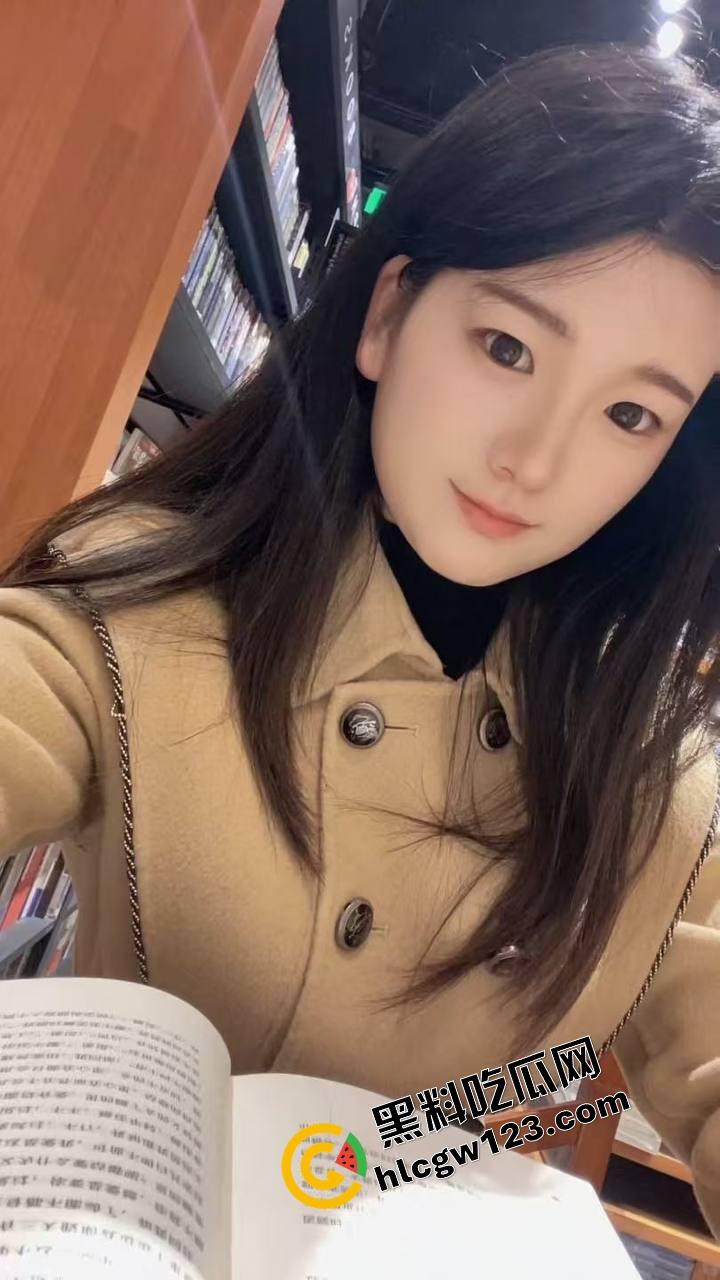 这身材配这黑丝，简直活色生香，反差骚女『吴天爱』掰腿摸逼，喷出来还舔着手指喊今晚不许戴套！-2