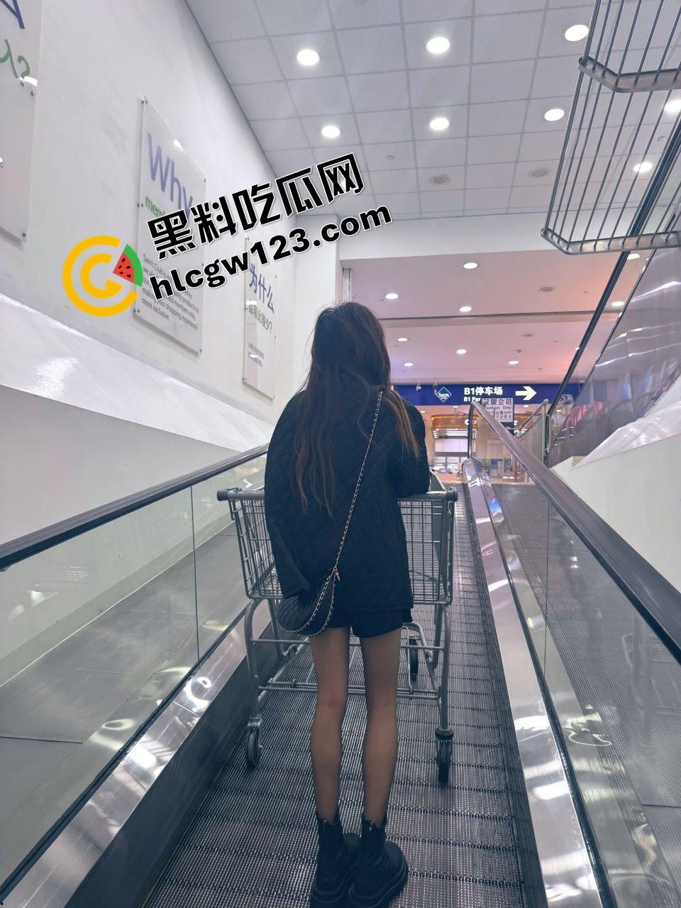 这身材配这黑丝，简直活色生香，反差骚女『吴天爱』掰腿摸逼，喷出来还舔着手指喊今晚不许戴套！-7