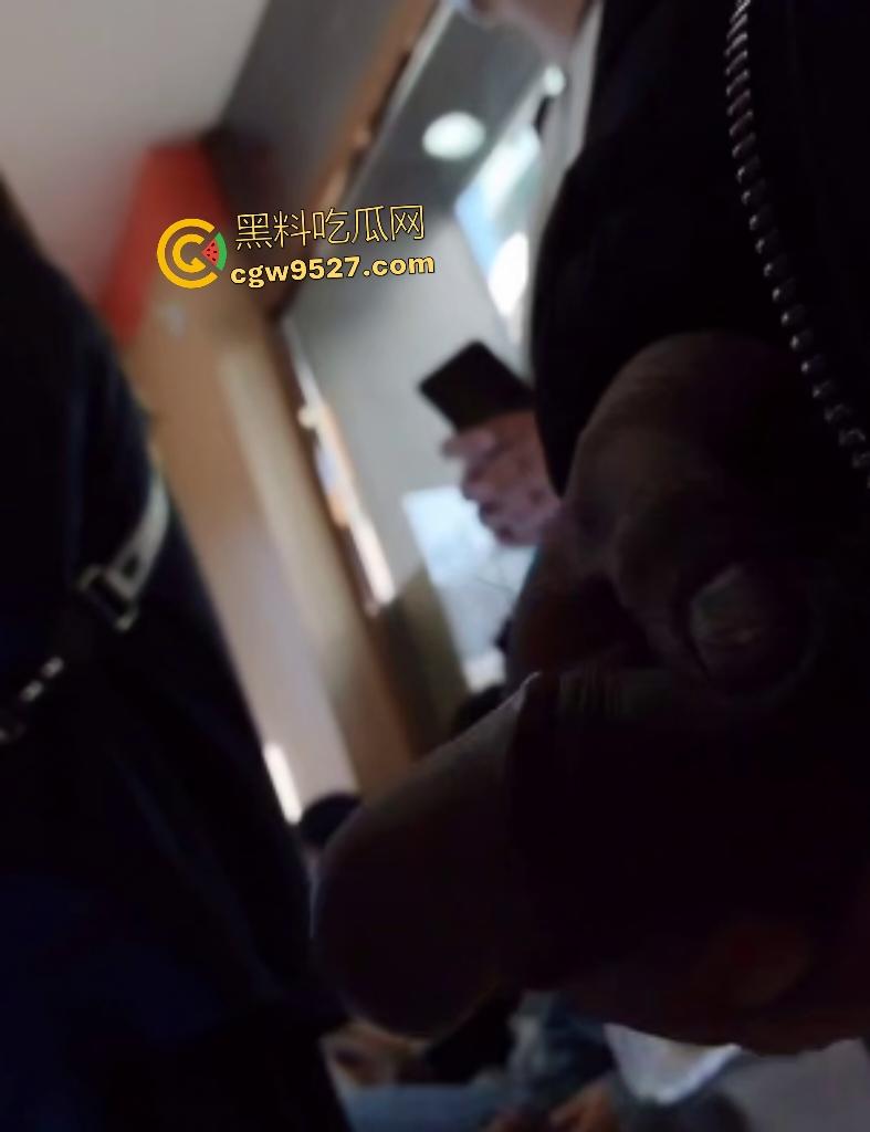 奶茶店惊现变态男！牛仔裤中间露鸡巴狂撸，直接吓跑女顾客，堪比警察疏散人群！-2