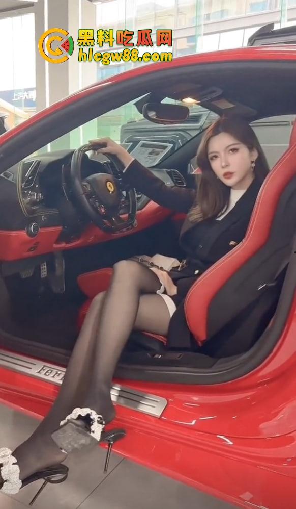 抖音骚主播『皮皮』卖梅赛德斯天天秀脚丫子勾足控舔脚，三叉辉车主看不上，钓个有钱舔脚王！-7