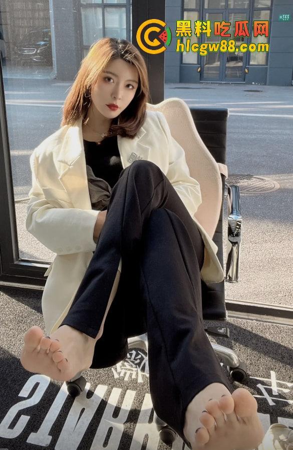 抖音骚主播『皮皮』卖梅赛德斯天天秀脚丫子勾足控舔脚，三叉辉车主看不上，钓个有钱舔脚王！-8