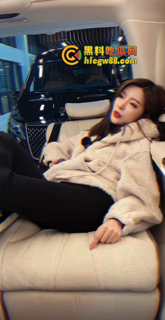 抖音骚主播『皮皮』卖梅赛德斯天天秀脚丫子勾足控舔脚，三叉辉车主看不上，钓个有钱舔脚王！-9