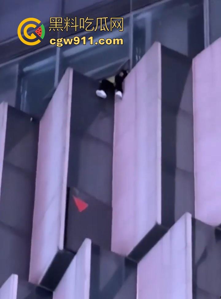 国庆假期长沙五一广场惊现男子跳楼!坐在边沿楼顶,准备一跃而下,楼下无数人围观,现场目击视频流出!-1