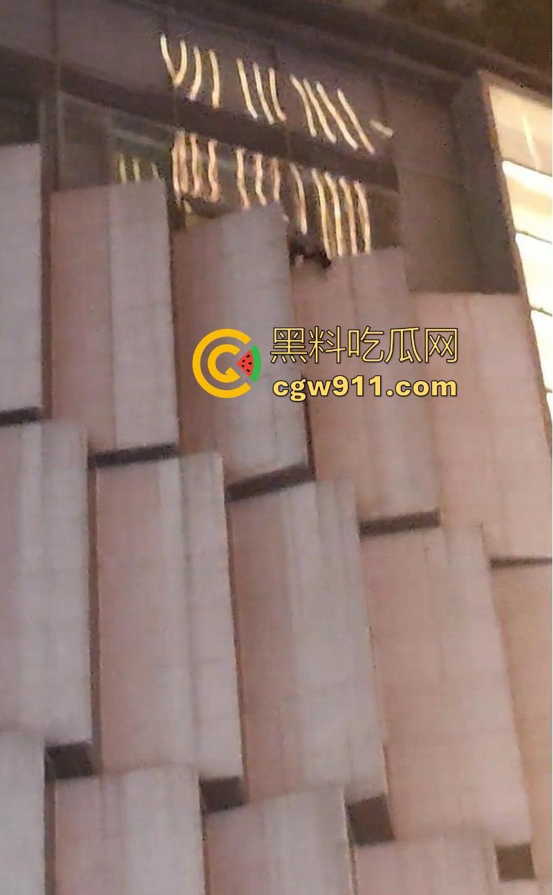 国庆假期长沙五一广场惊现男子跳楼!坐在边沿楼顶,准备一跃而下,楼下无数人围观,现场目击视频流出!-4