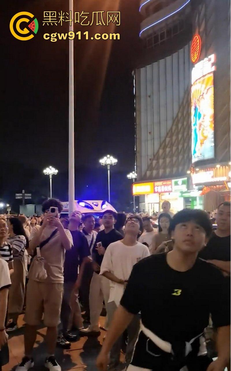 国庆假期长沙五一广场惊现男子跳楼!坐在边沿楼顶,准备一跃而下,楼下无数人围观,现场目击视频流出!-5