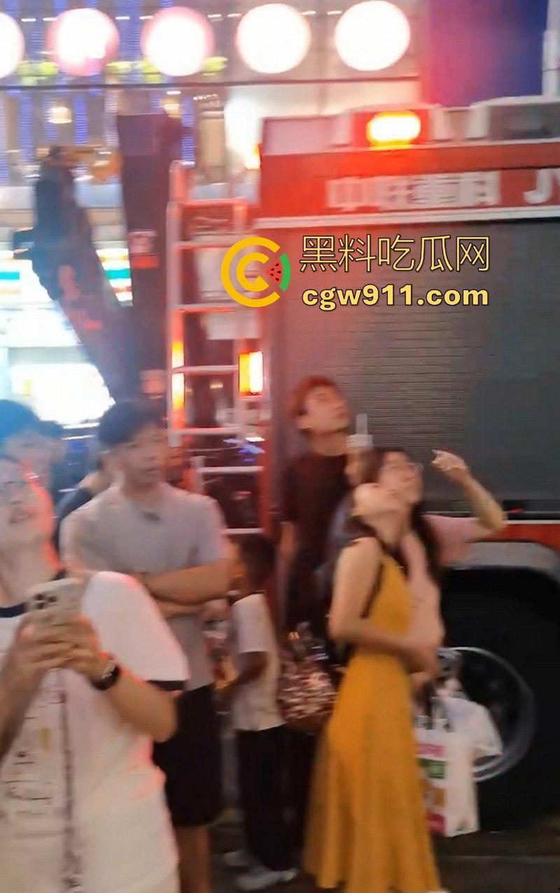 国庆假期长沙五一广场惊现男子跳楼!坐在边沿楼顶,准备一跃而下,楼下无数人围观,现场目击视频流出!-7