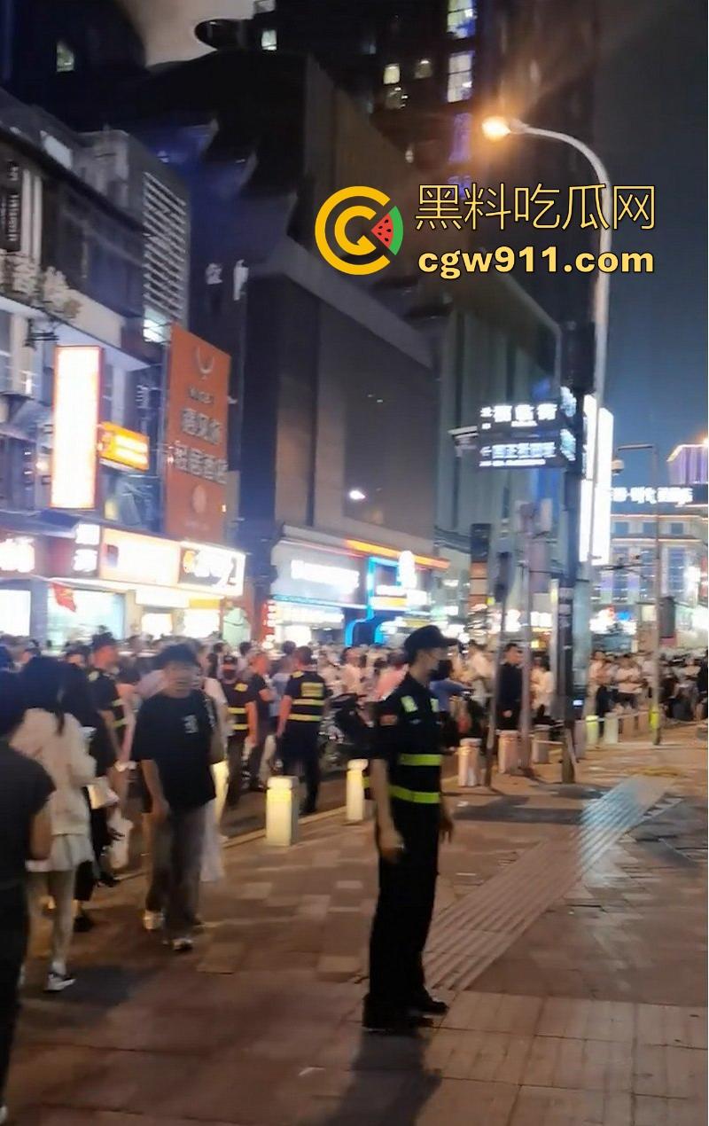 国庆假期长沙五一广场惊现男子跳楼!坐在边沿楼顶,准备一跃而下,楼下无数人围观,现场目击视频流出!-8