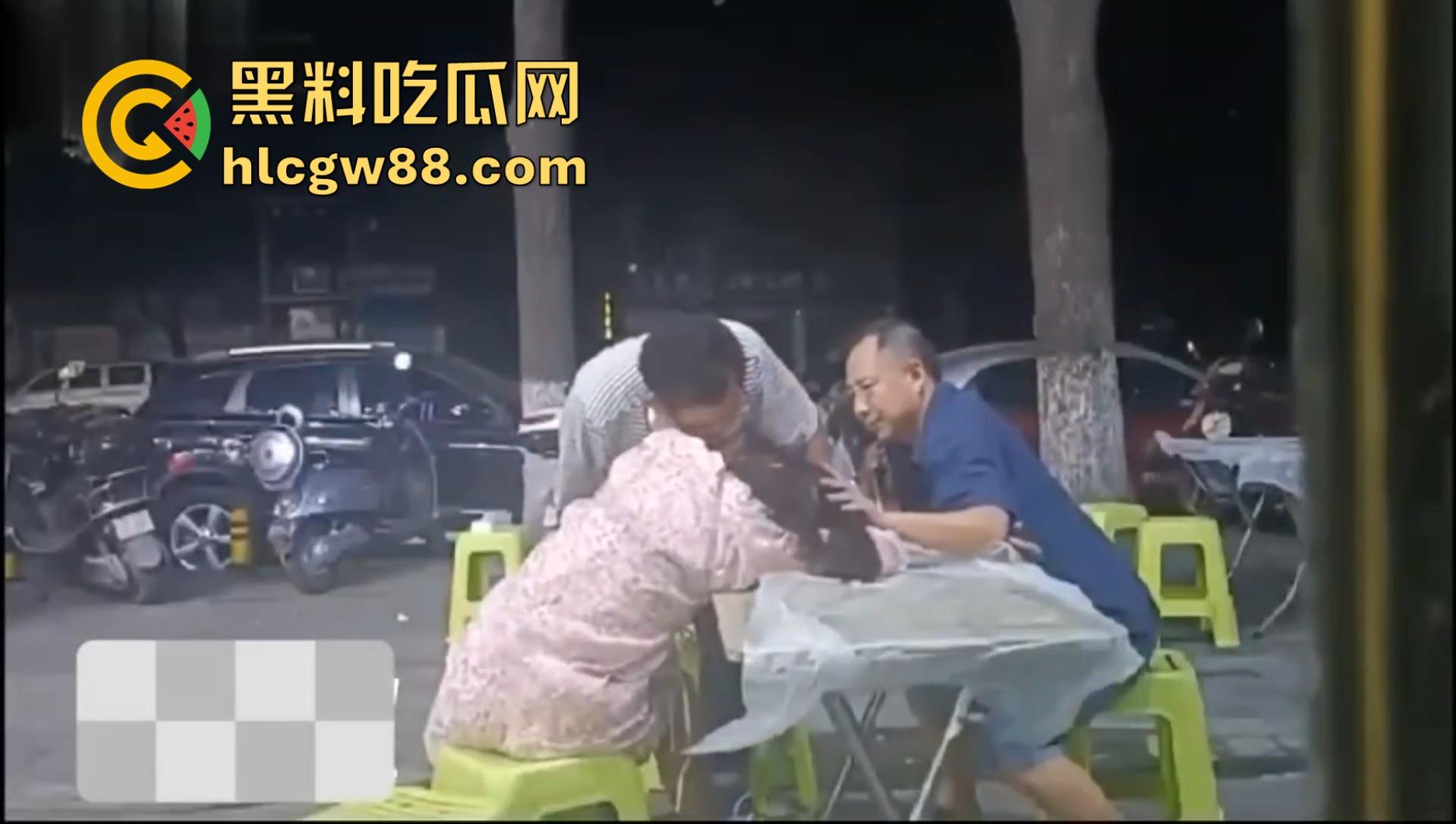 湖北巨乳少妇在大排档酒醉被两大哥摸胸揩油，酒醉的怎么摸都没反应，放开她让我来！-10