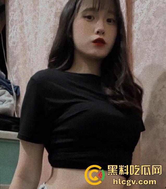 河北秦皇岛美女【江依珊】云盘泄密！自拍吃鸡视频流出，脸都吃变形了，鸡巴在嘴里捣个不停！-5