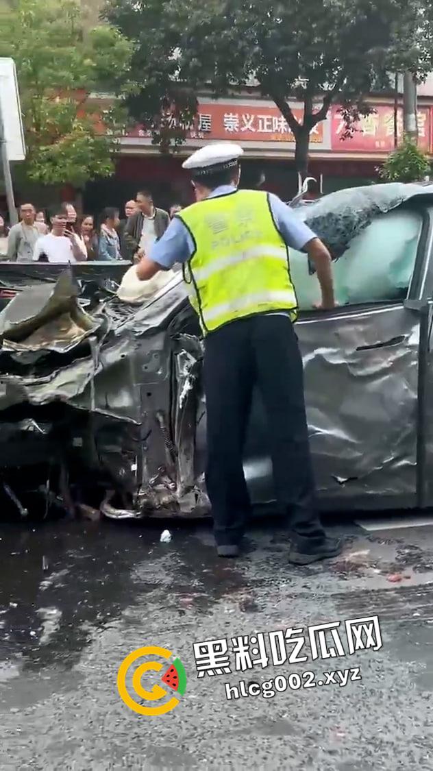 江西赣州大余特斯拉失控起飞！路边多辆车撞烂 车人人半边都被压扁了 现场未打码视频流出-2