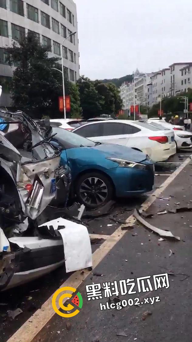 江西赣州大余特斯拉失控起飞！路边多辆车撞烂 车人人半边都被压扁了 现场未打码视频流出-3