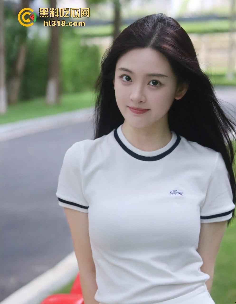 地铁惊现饥渴情侣,清纯女主用鲜花遮盖让男主摸了一路奶子,看这个丝滑程度应该是没有穿内衣!-1