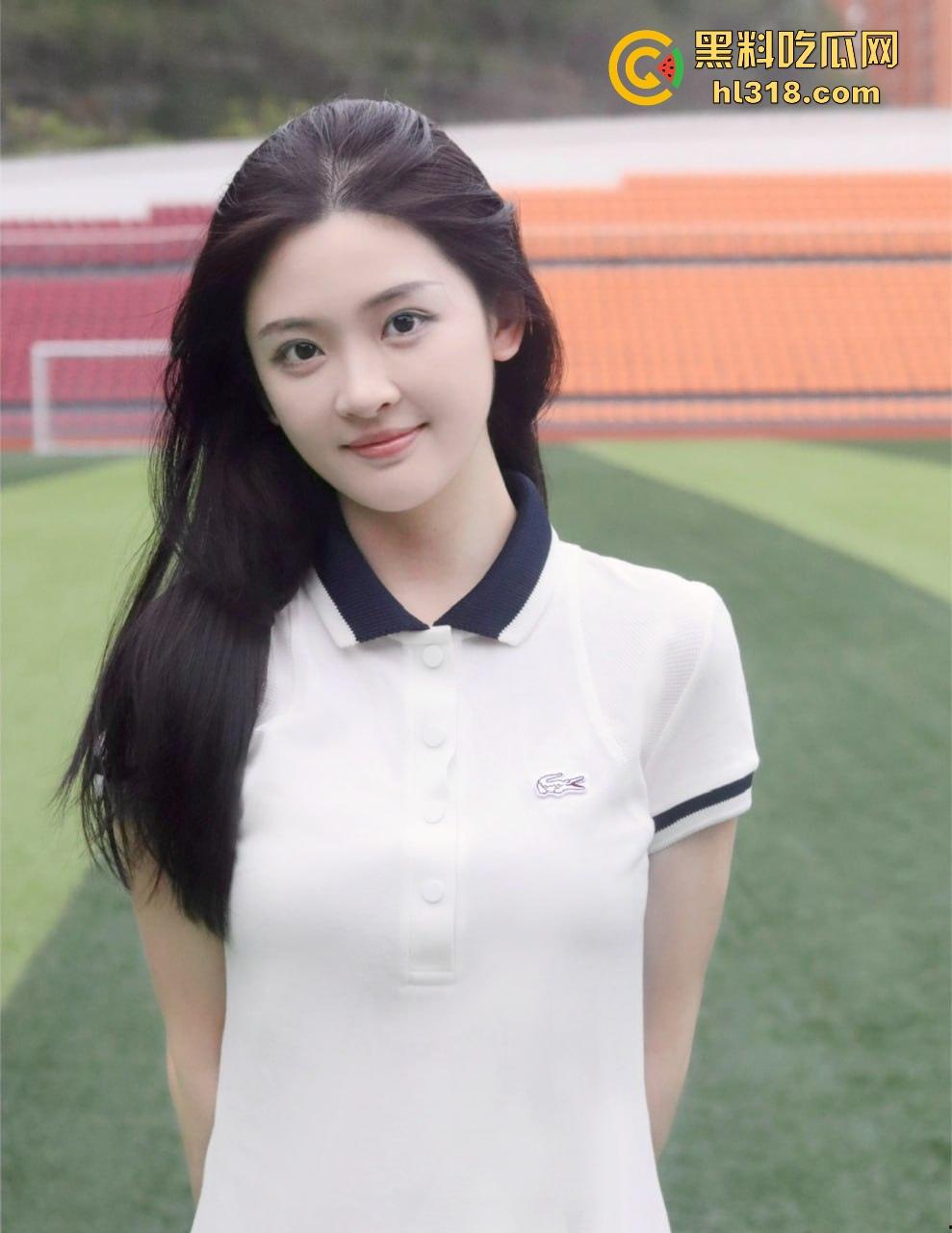 地铁惊现饥渴情侣,清纯女主用鲜花遮盖让男主摸了一路奶子,看这个丝滑程度应该是没有穿内衣!-2