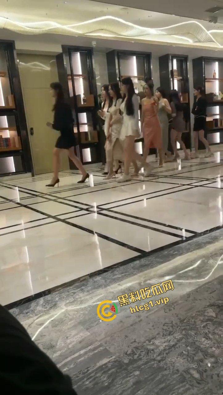 欢迎来到非诚勿扰海选现场!看各位女嘉宾如何风骚 体验金主既视感!-12