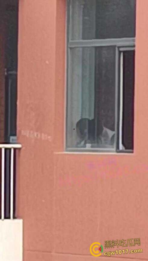 宁夏银川永宁回民高级中学，高一情侣午休时间楼梯间打炮，趴在窗户上无套后入，小小年纪如此大胆了-5