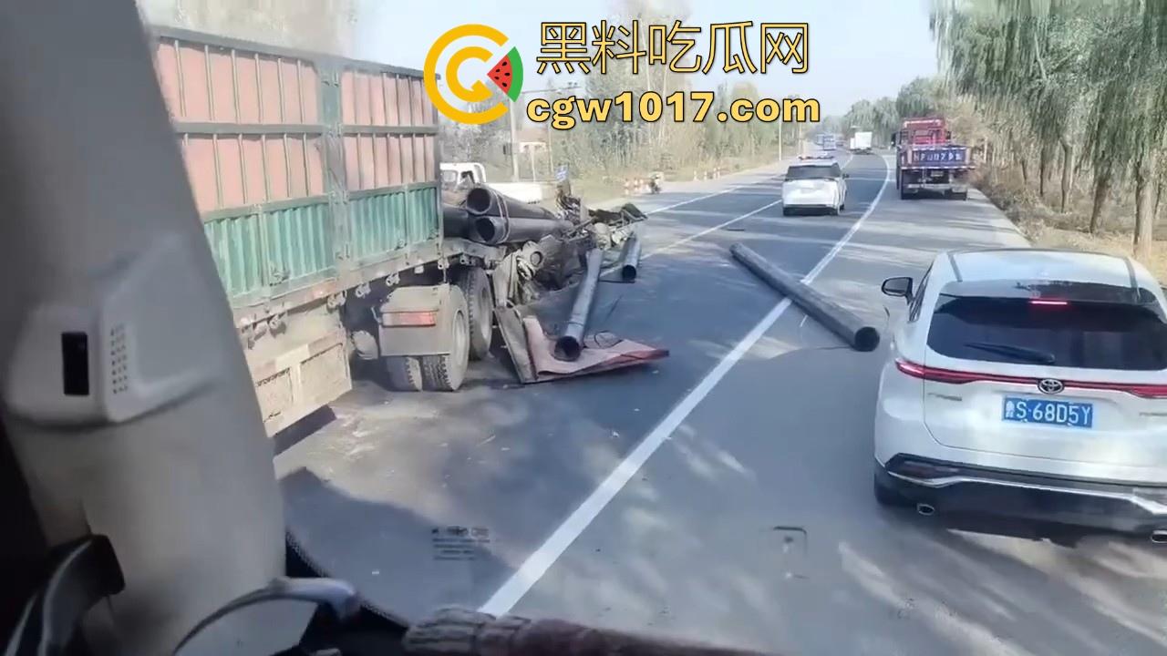 聊城高唐固河段发生重大车祸，大卡车拉钢管，一个急刹驾驶室都没了，好恐怖啊，不知道人有事没！-1
