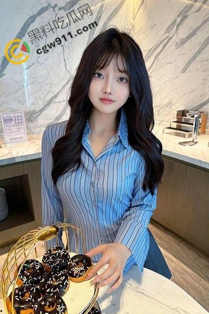 海角兄妹乱伦：房间偷操清纯表妹，书桌上玩弄着极品嫩穴，大屌粗暴入侵，最后口爆颜射，春光无限！-1