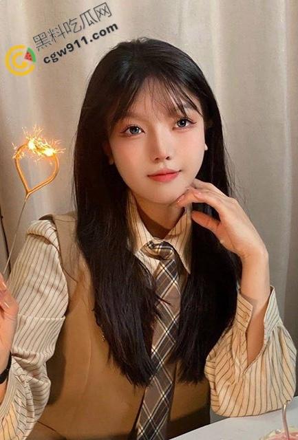 海角兄妹乱伦：房间偷操清纯表妹，书桌上玩弄着极品嫩穴，大屌粗暴入侵，最后口爆颜射，春光无限！-2