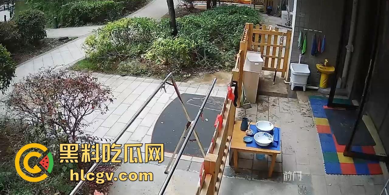 长沙幼儿园虐童！孩子被两名老师拖地打，家长怒发视频控诉！-7