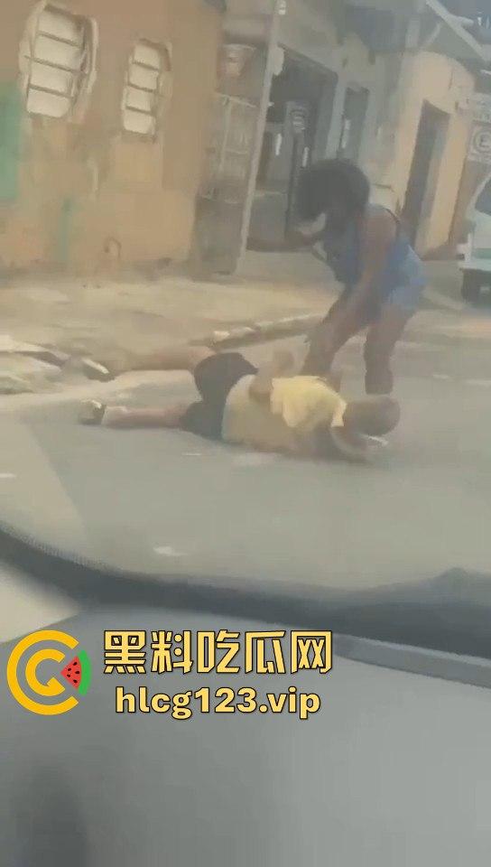 巴西刀妹街头大开杀戒！持刀乱砍，残忍程度堪比暴力片，血流成河！-4