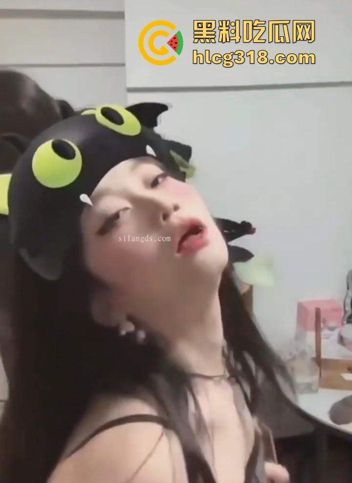 湖南学院舞蹈学姐【梁雯雯】 脸穴同框裸舞自慰，极品身材性感舞蹈，扭起来简直就是淫魔附体！-3