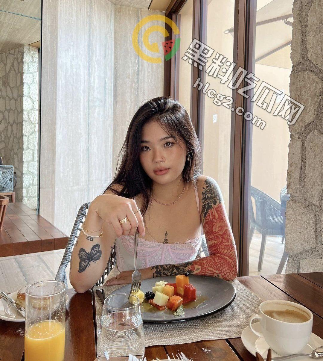 澳洲黑皮留学生刘雪，神似万妮达，喜欢强制爱高潮场面火辣，掐脖子干爽翻天！-1