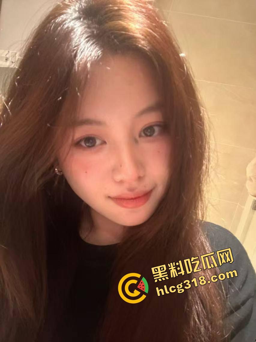 上海大神亲授骗炮秘籍，嘴皮一动把小黑丝JK00后妹子被哄得晕头转向，刚操完还甜笑着喝奶茶抽电子烟！-5