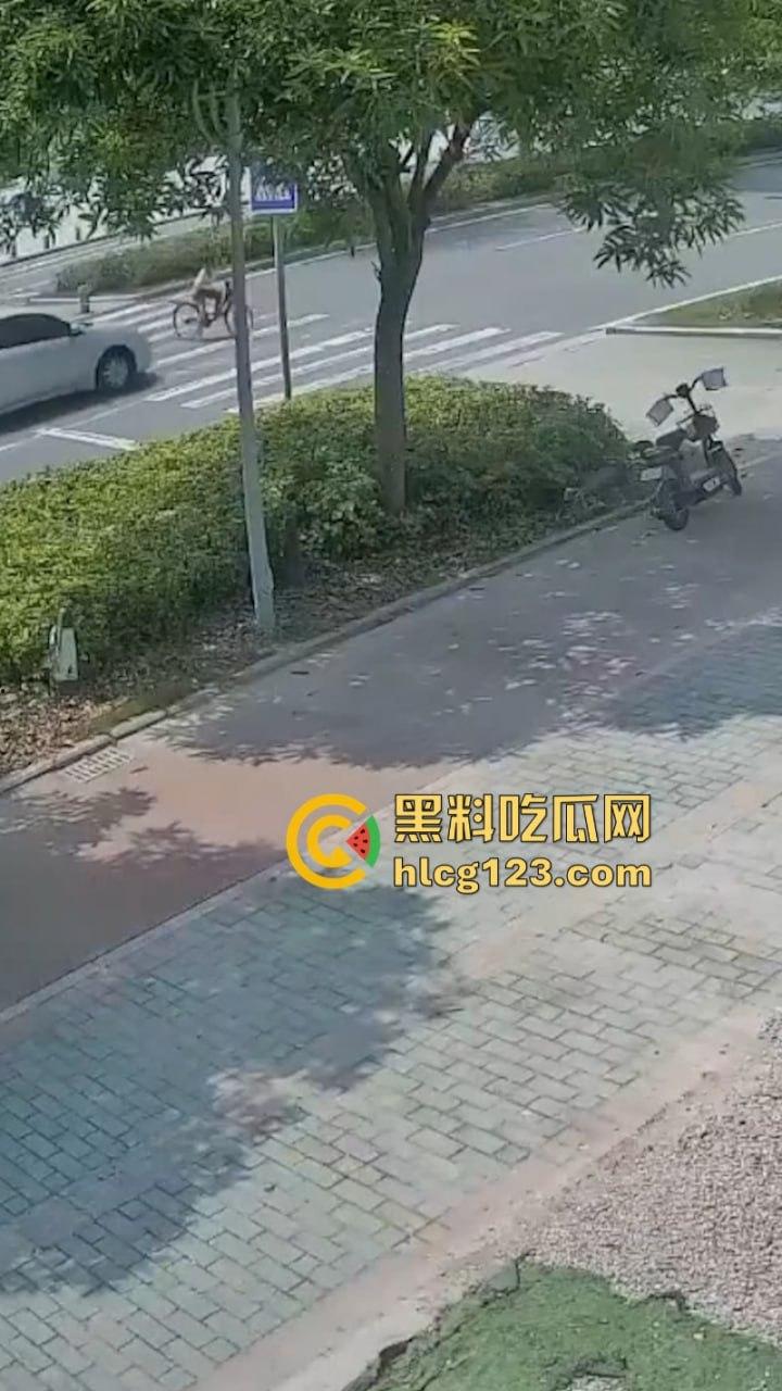 广东清远一男孩骑自行车横穿马路时被撞飞 未成年别在骑车上路了行吗？-1
