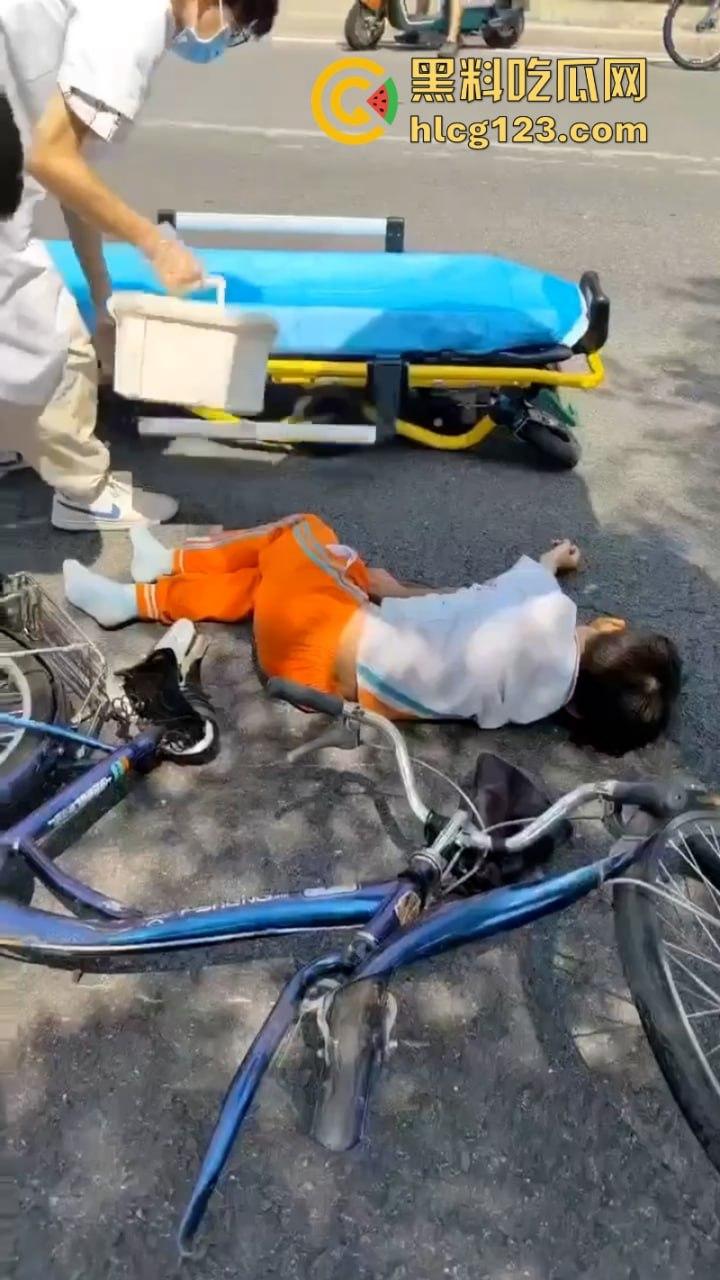 广东清远一男孩骑自行车横穿马路时被撞飞 未成年别在骑车上路了行吗？-3