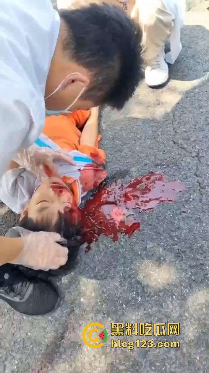 广东清远一男孩骑自行车横穿马路时被撞飞 未成年别在骑车上路了行吗？-8