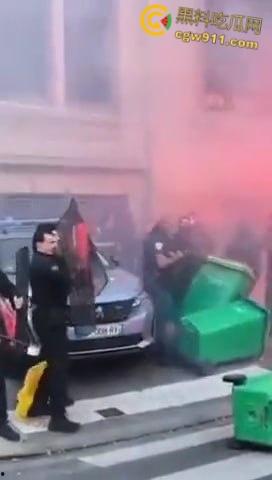 巴黎街头全武行,新总理上任遭数千名抗议者涌上街头,与警察发生冲突,警察满城催泪弹制止暴乱!-1