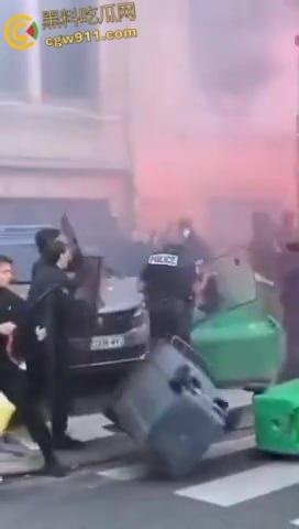 巴黎街头全武行,新总理上任遭数千名抗议者涌上街头,与警察发生冲突,警察满城催泪弹制止暴乱!-3