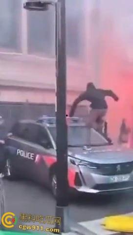 巴黎街头全武行,新总理上任遭数千名抗议者涌上街头,与警察发生冲突,警察满城催泪弹制止暴乱!-4