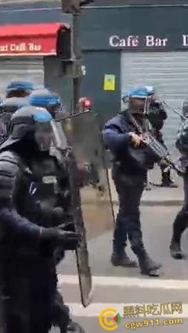 巴黎街头全武行,新总理上任遭数千名抗议者涌上街头,与警察发生冲突,警察满城催泪弹制止暴乱!-6