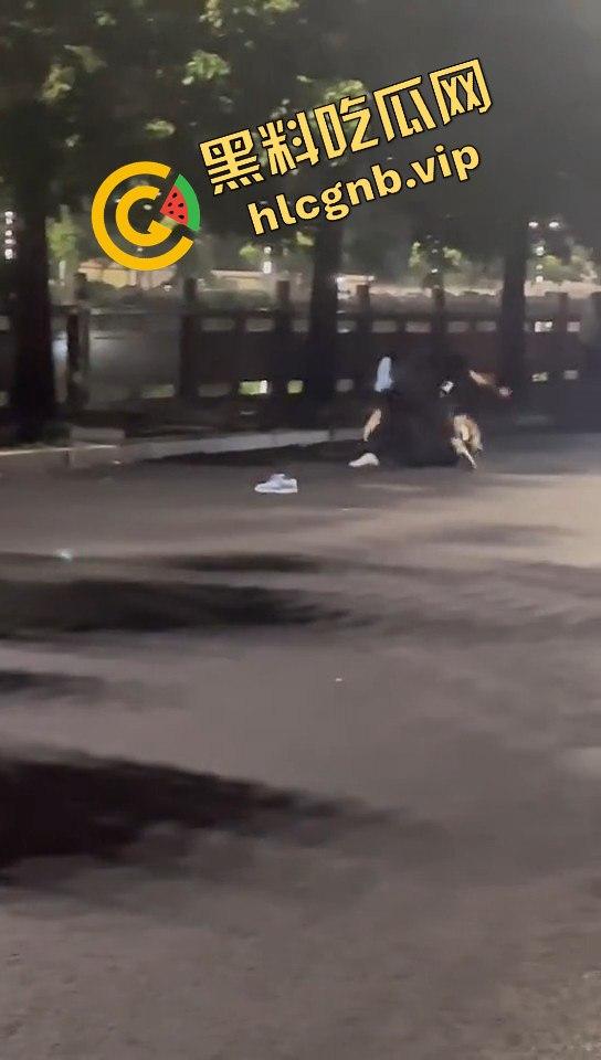 广西两精神小伙为爱街头打架,鞋子都飞了!旁边还有人敲锣打鼓助威!-1