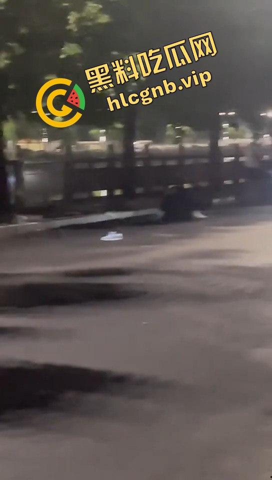 广西两精神小伙为爱街头打架,鞋子都飞了!旁边还有人敲锣打鼓助威!-2