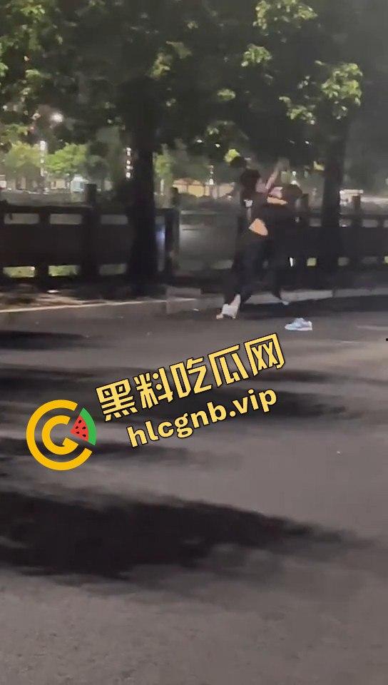 广西两精神小伙为爱街头打架,鞋子都飞了!旁边还有人敲锣打鼓助威!-9