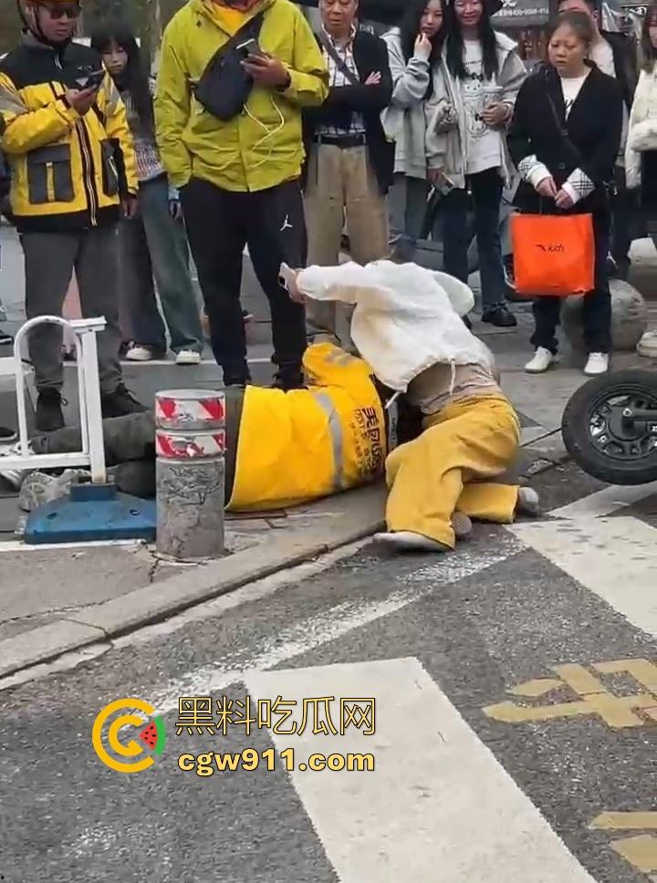 重庆大学城老女人街头醉打美团小哥，踩头踩脸侮辱，打断三根肋骨，小哥全程未还手，这大姐打完人还极其嚣张！-5