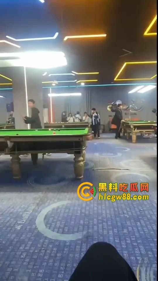 现在10后小学生都卷成这样了？嘴叼利群打台球还带妹，烟一口杆一打，童年直接过成社会大哥！-1