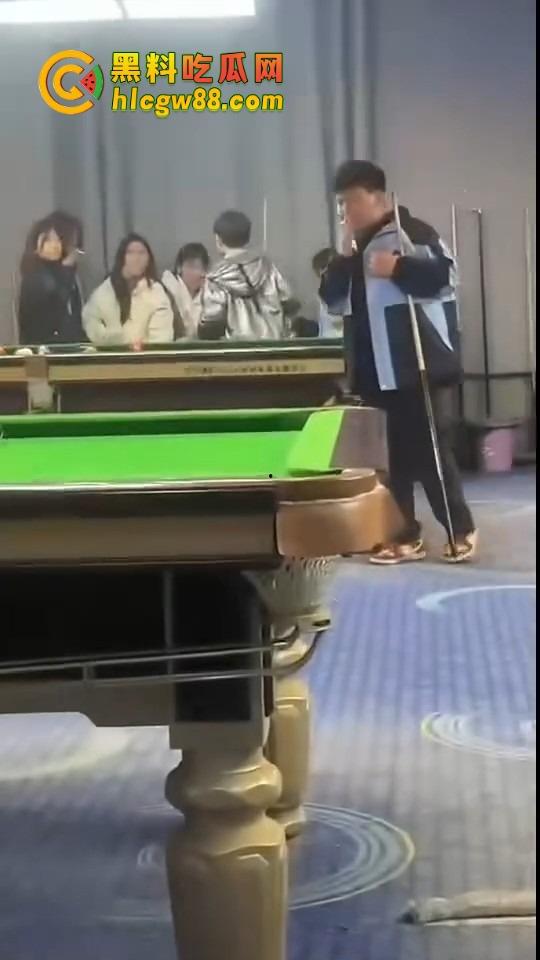 现在10后小学生都卷成这样了？嘴叼利群打台球还带妹，烟一口杆一打，童年直接过成社会大哥！-2