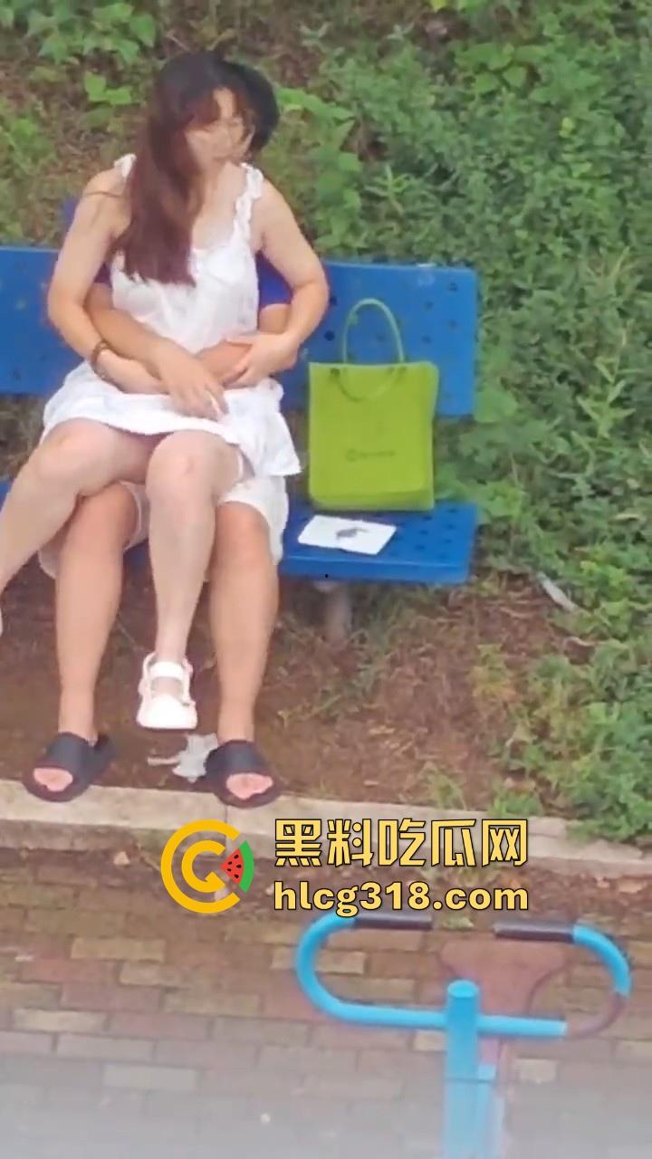 夏日午后，小日一下!反差眼镜妹小区长椅骑乘做爱，白裙诱惑激情开干，年轻人玩的真野啊！-6