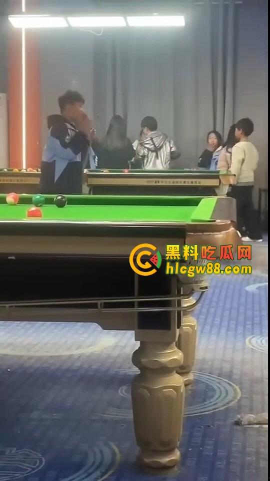 现在10后小学生都卷成这样了？嘴叼利群打台球还带妹，烟一口杆一打，童年直接过成社会大哥！-5
