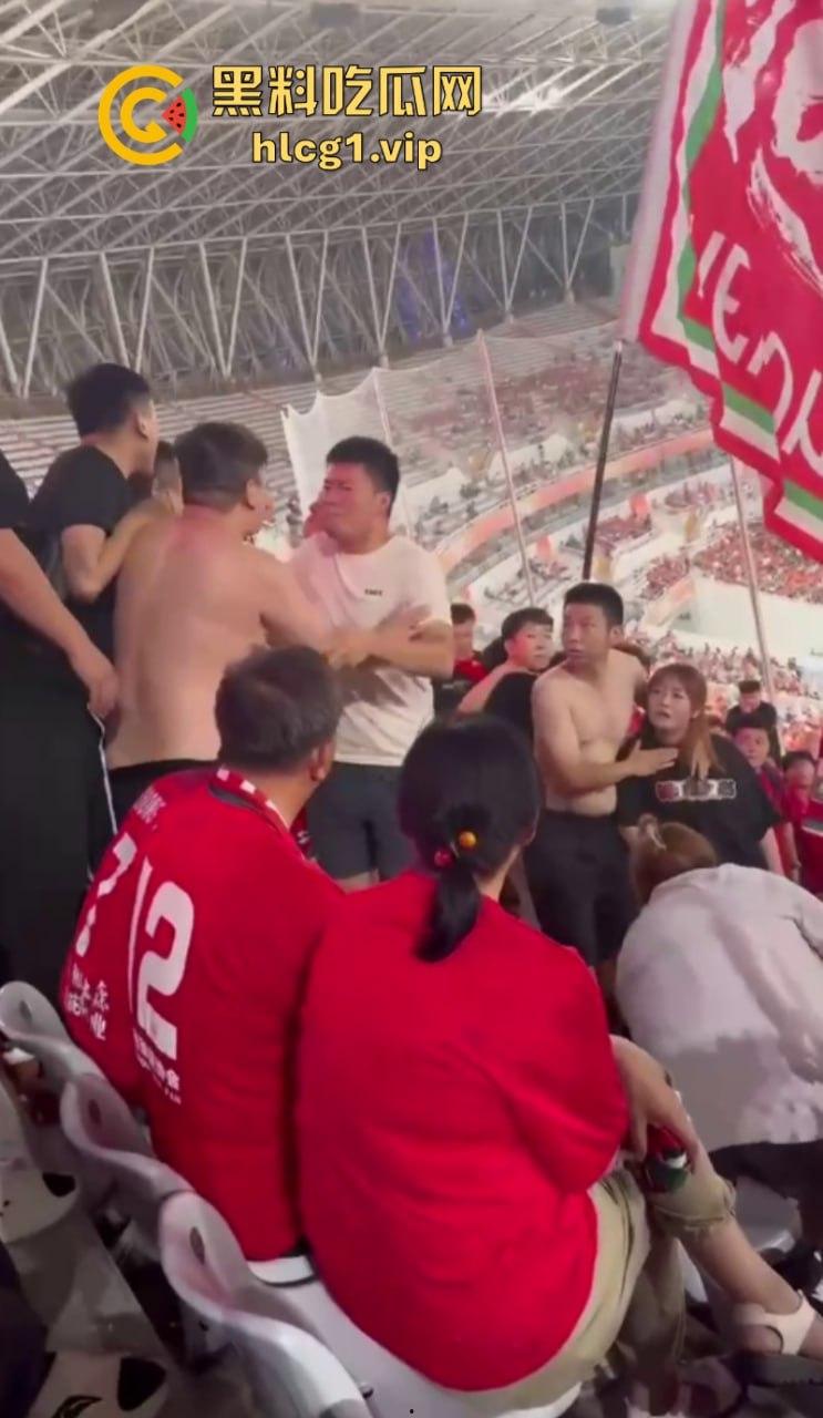 火气有些大！河南球迷在客队看台区大打出手！比看比赛还过瘾-1